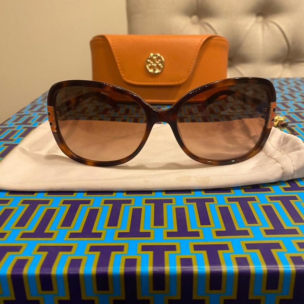 Mint condition Tory Burch Oversized Sunglasses